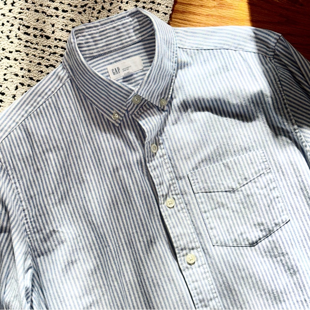 Gap Men’s Untucked Stretch Button Down Shirt